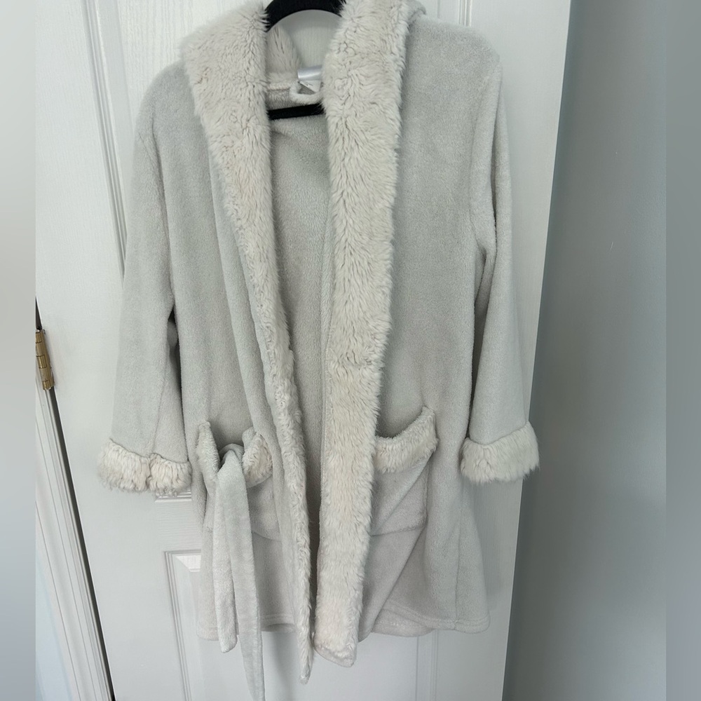 Pottery Barn Teen Plush White Robe with Faux Fur